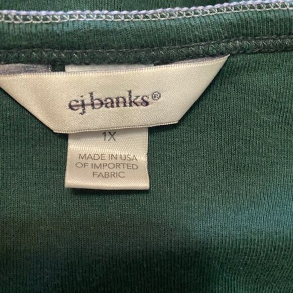 CJ Banks Green/Silver embellished V-neck 3 buttons top. size 1X - Picture 3 of 3
